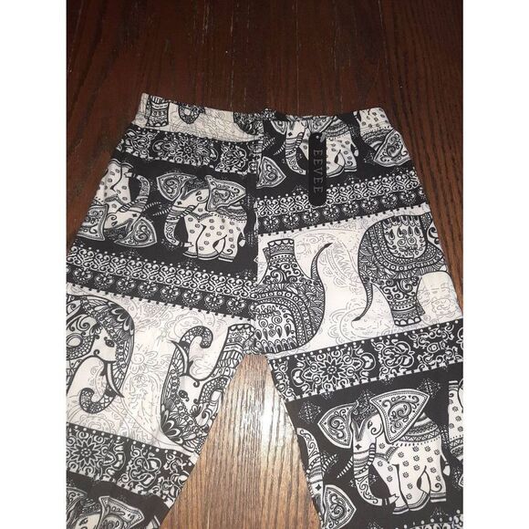 One Size 4-12 Elephant Chase Black White Leggings Athletic Casual - Picture 5 of 5